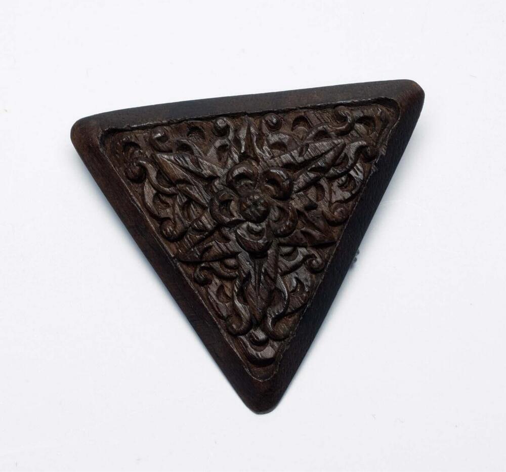 Driehoekige broche, gemaakt van hout en ijzer