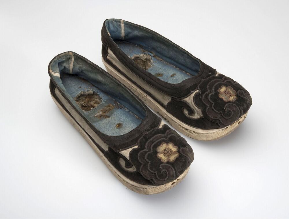 Paar schoenen van zwart fluweel en witte zijde, verwerkt tot bloemmotieven