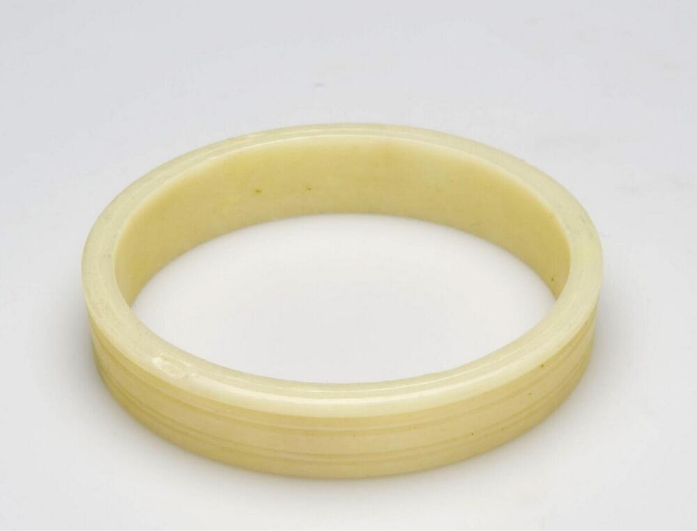 Plastic armband gedragen door vrouwen