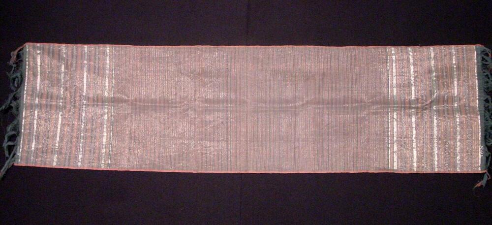 Geïkatte heupdoek of tafelloper van zijde