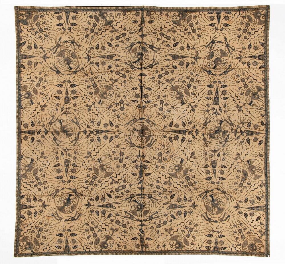 Gebatikte hoofddoek versierd met een sira glunggungan patroon