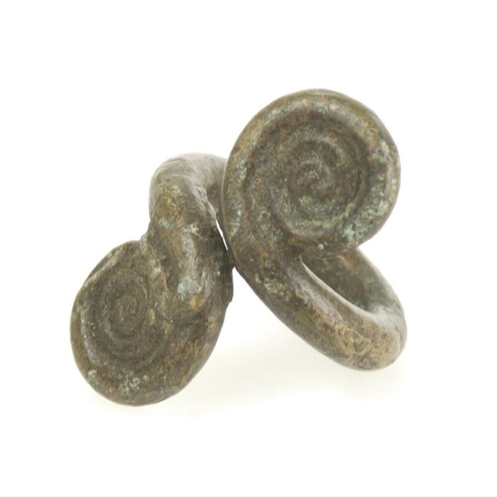 Bronzen ring met twee kleine spiralen