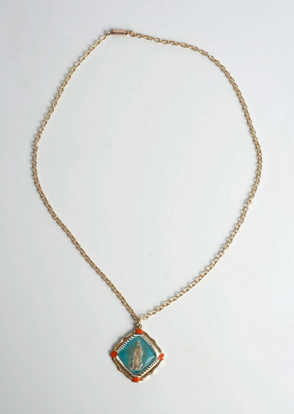 Metalen hanger met een afbeelding van de Heilige Maagd Maria, ook gebruikt als amulet