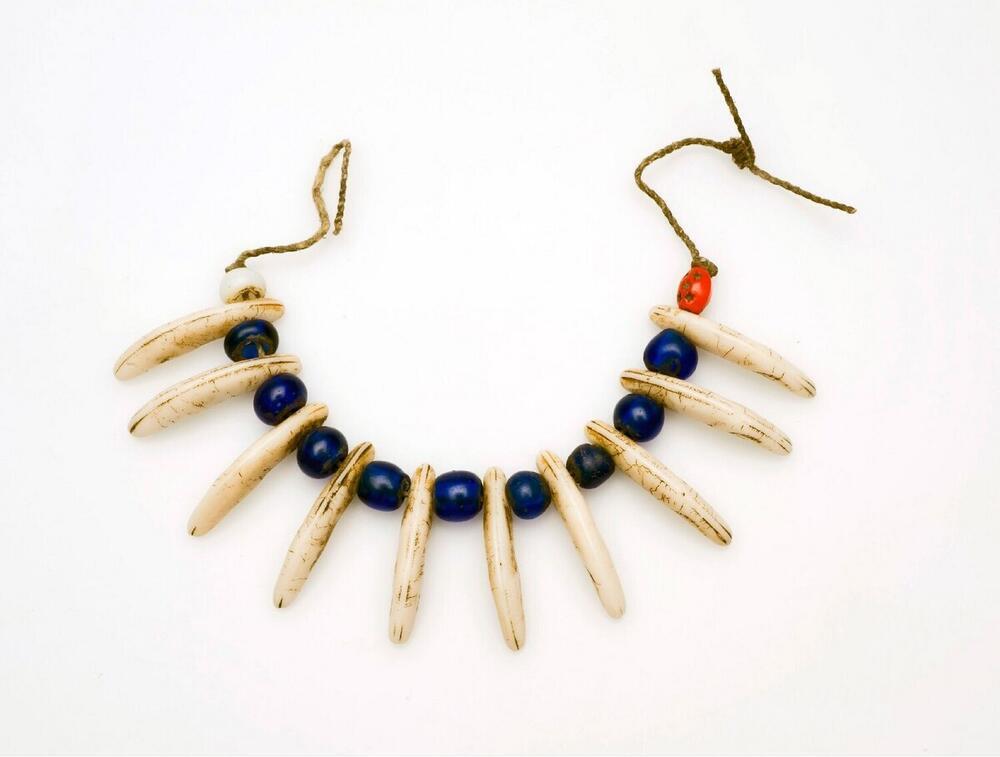 Wristlet for girls, made of dog teeth and abrus seeds