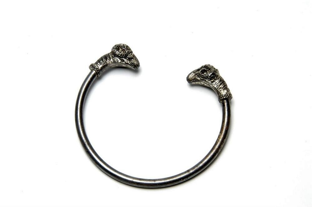 Zilveren armband, de uiteinden in de vorm van kop van een ram