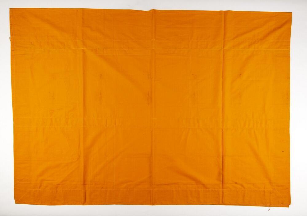 Een oranje mousseline onderkleed, onderdeel van een zesdelige set kleding voor een monnik.