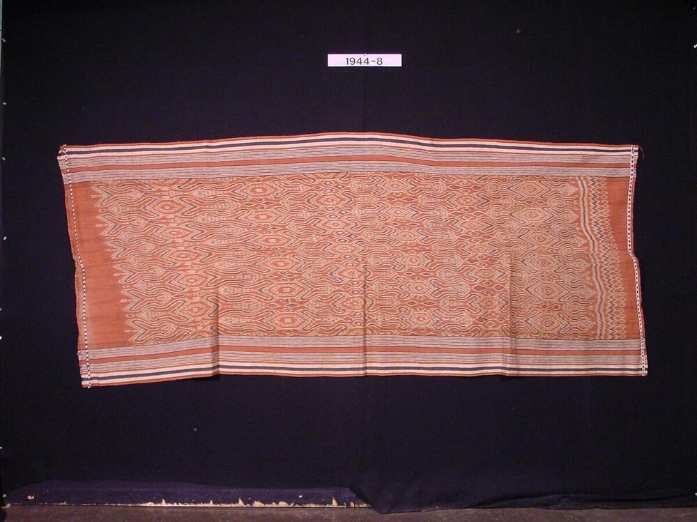 Schouderdoek met ornament in scheringikat