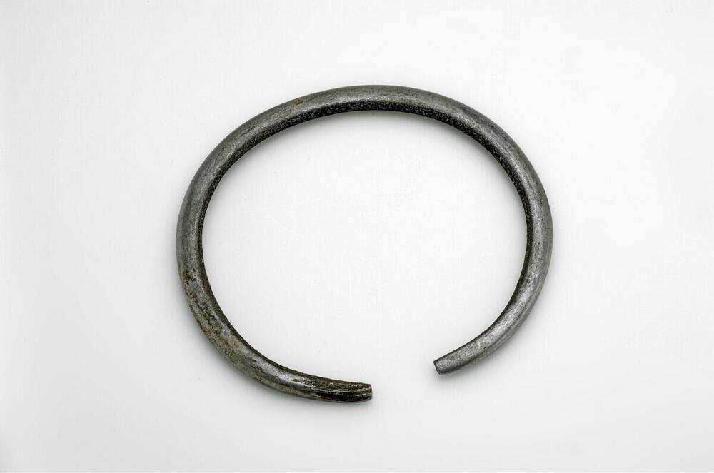 Aluminium open armband, glad
