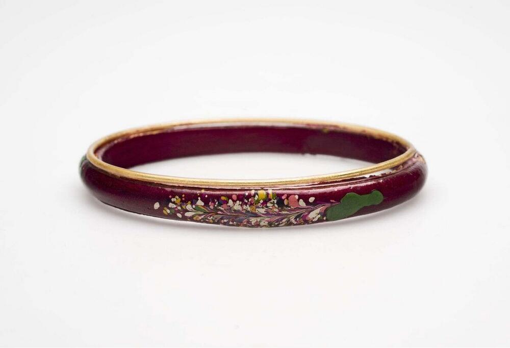 Armband van schellak met glazen sierrand