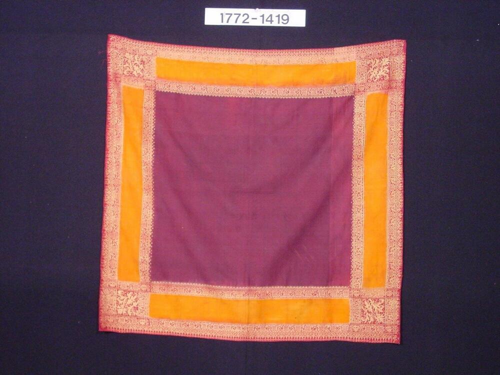 Zijden hoofddoek met ornament in ikat en ingeweven gouddraad