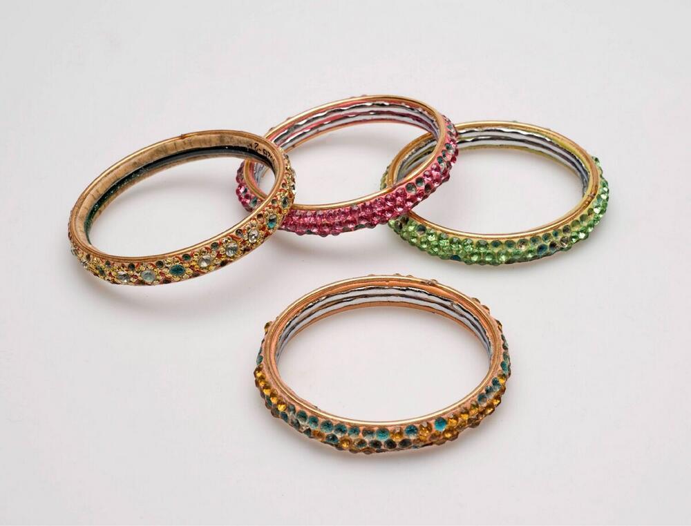 Vier glazen armbandjes met steentjes, onderdeel danskostuum voor de Bharat Natyamdans