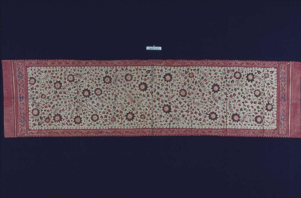 Katoenen schouderdoek met rode, zwarte en blauwe bloemen en bladmotieven