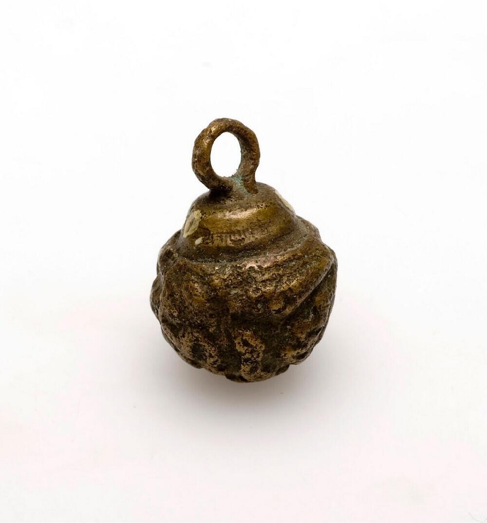 Koperen geornamenteerde knop met hengsel