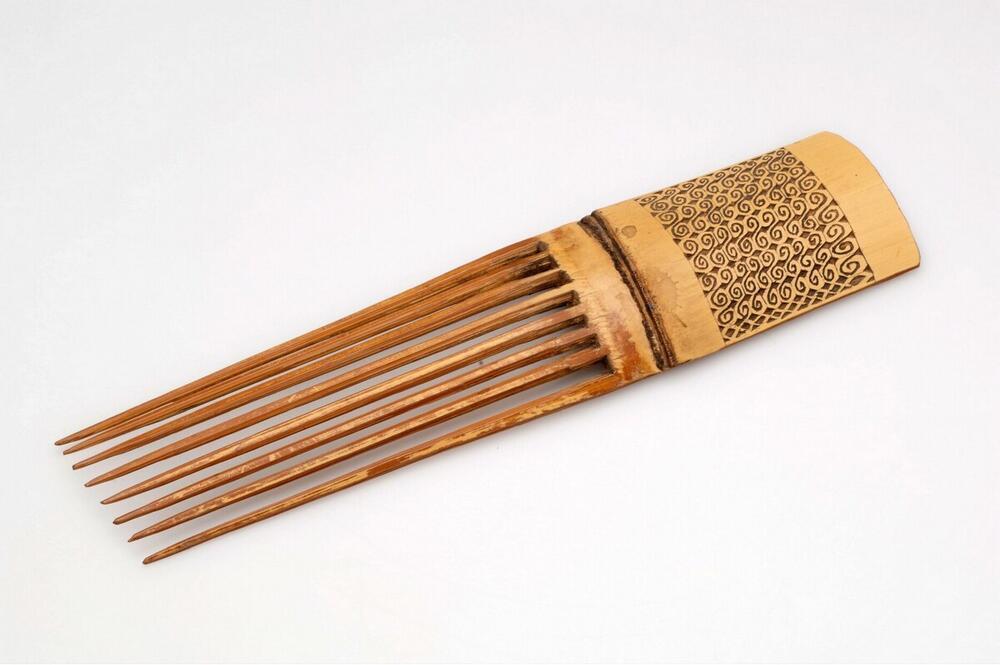 Comb of bamboo, used as a hair adornment