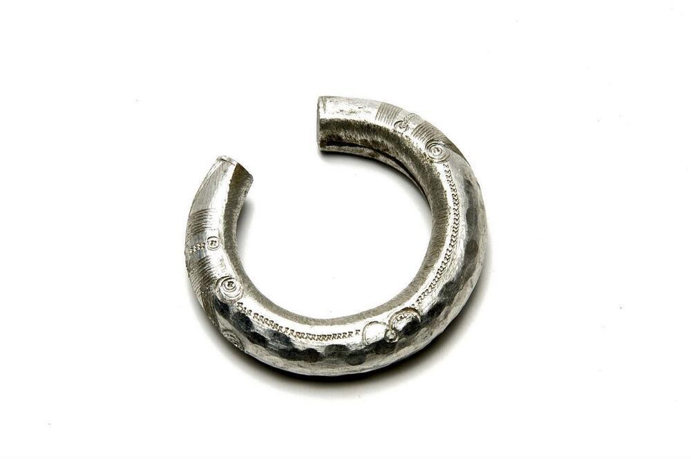 Aliminium armband, versierd met streep- en cirkelmotieven