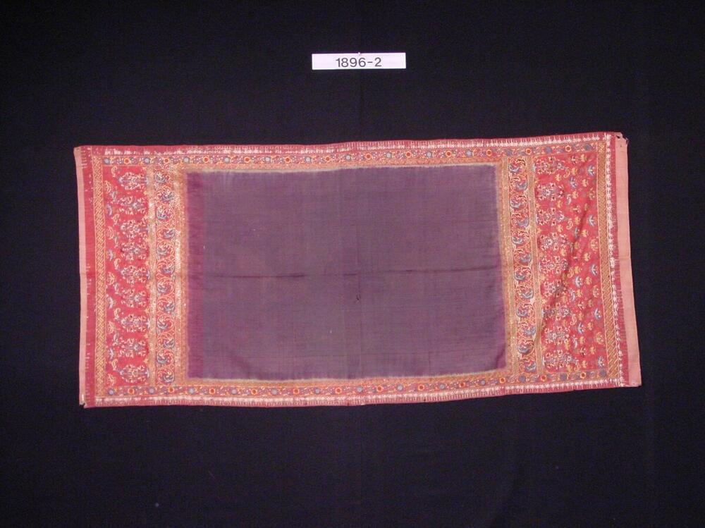 Zijden schouder- of borstdoek met een ornament van zijde en voorzien van borduurwerk
