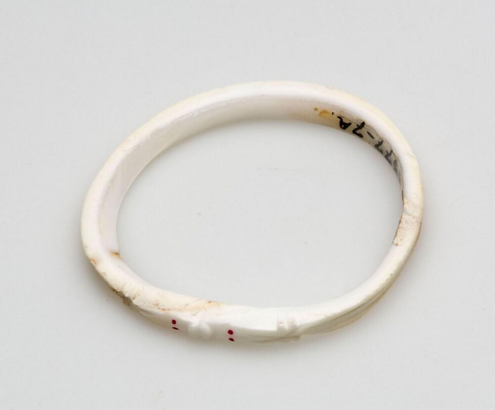 Bewerkte armband uit schelp