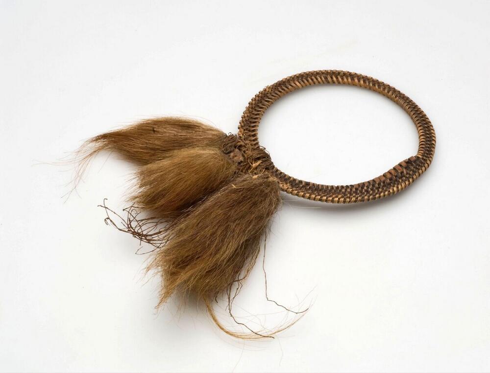 Plaited bracelet for the upper arm, decorated with the top of a cuscus tail