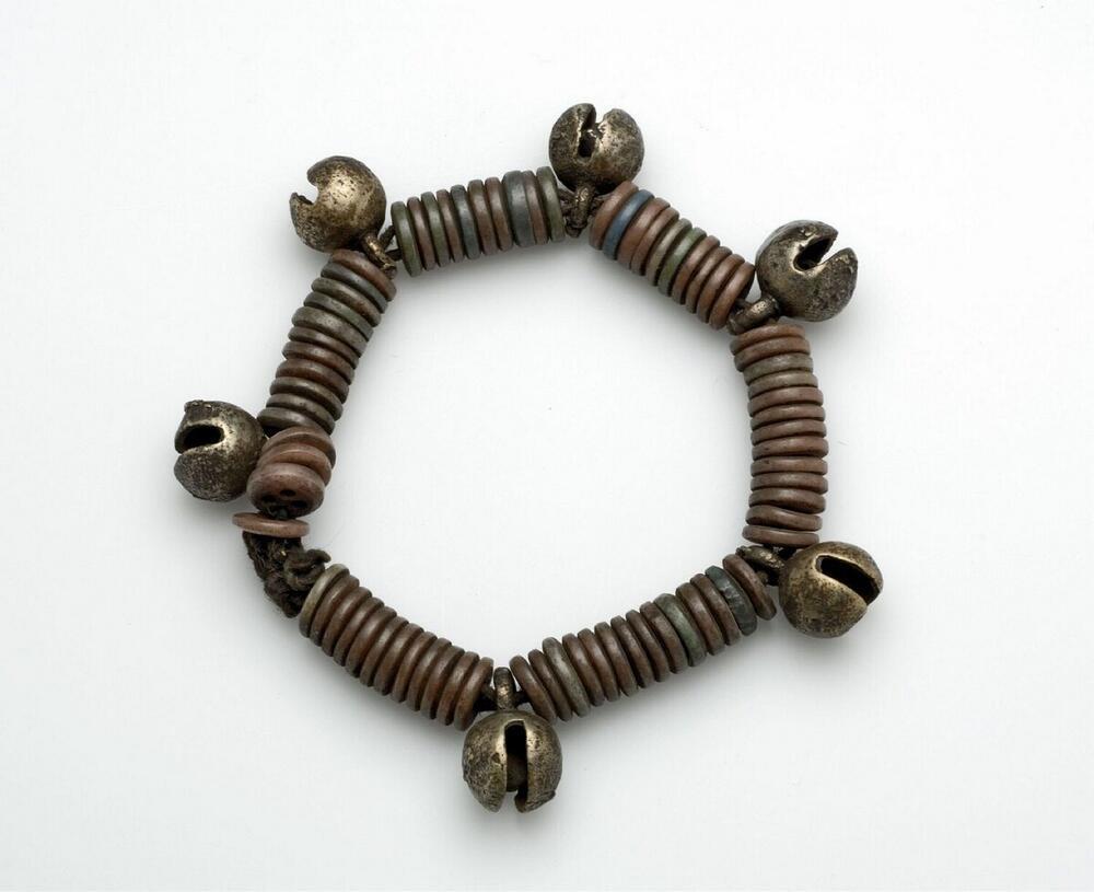 Armband van knopen en belletjes, geregen