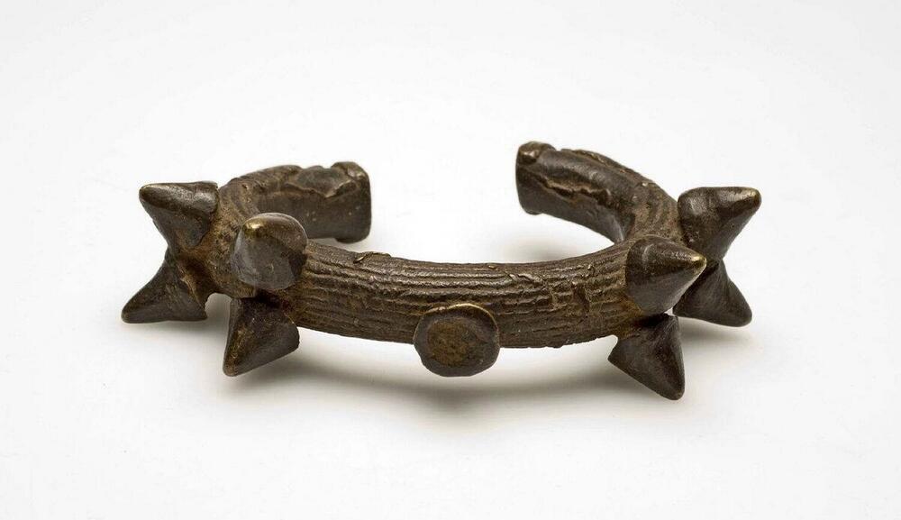 Koperen armband met grisgris, gedragen als bescherming tegen ziekte en onheil