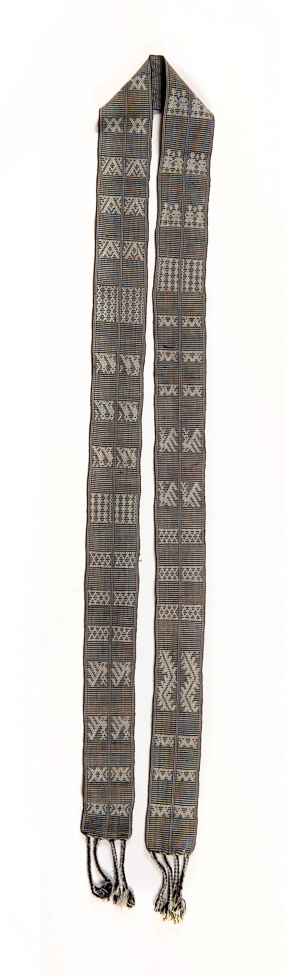 Grijze ceintuur met geometrische motieven