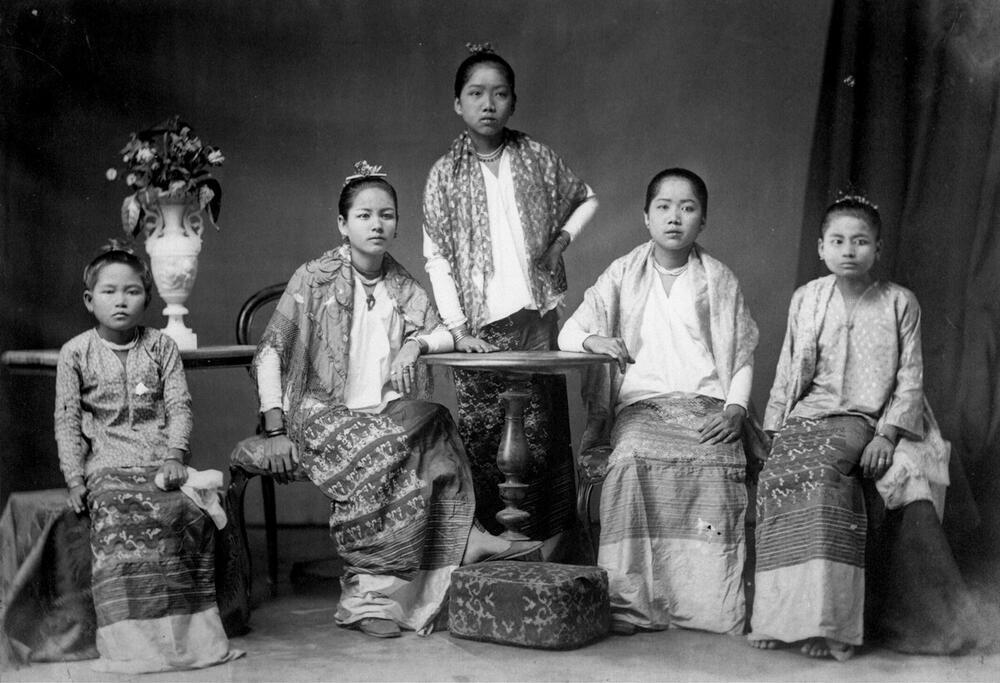 Studioportret van een groep vrouwen, Birma