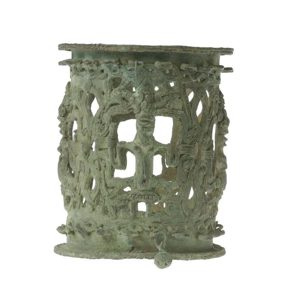 Bronzen armband versierd met ajour reliëf en vrouwenfiguren, van het Ogboni-genootschap