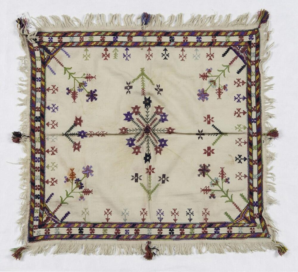 Katoenen zakdoek met borduurwerk versierd
