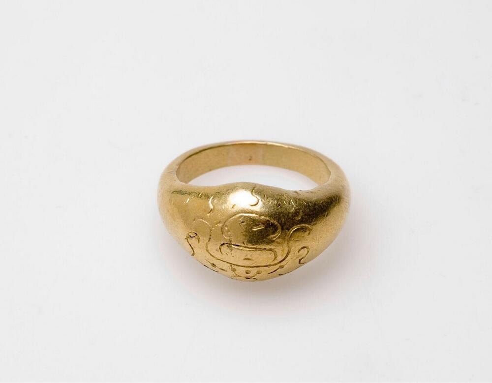 Gouden ring voorzien van Sri motief