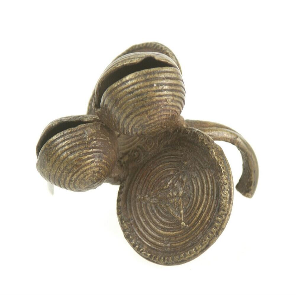 Koperen ring met twee platte schijfjes en belletjes