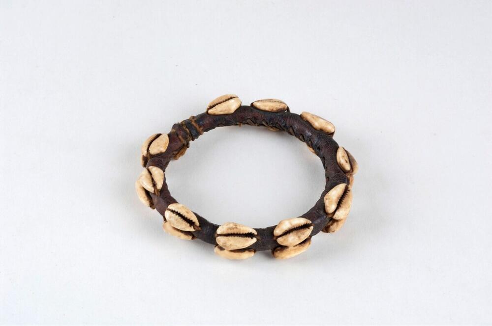 Leren armband met tien paar kaurischelpen