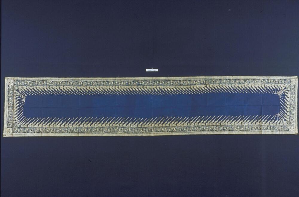 Katoenen borstdoek met effenkleurig middenvlak en rand in florale motieven