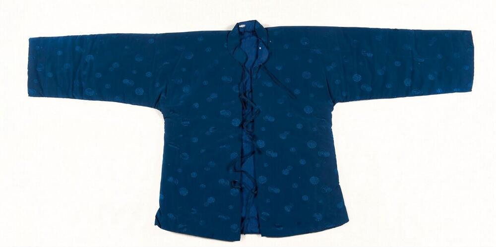 Jas, onderdeel van kleding voor een dode