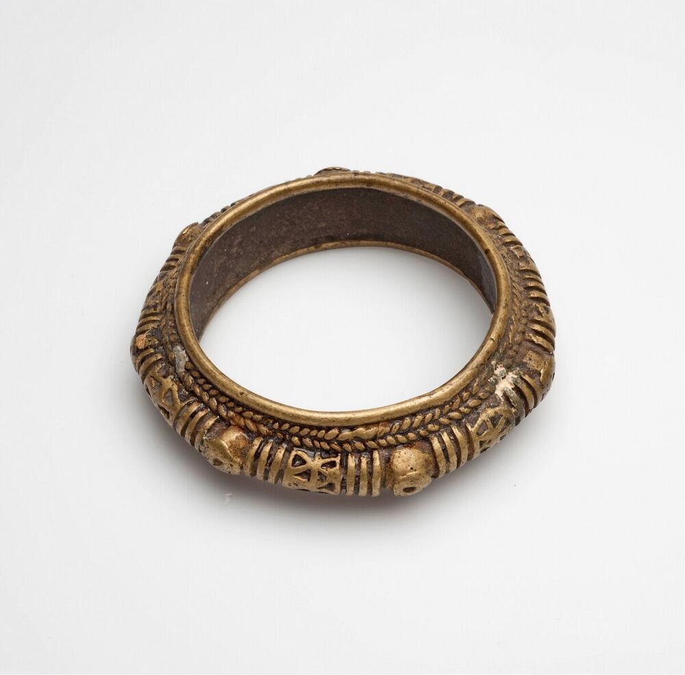 Geelkoperen armband van een set van drie armbanden