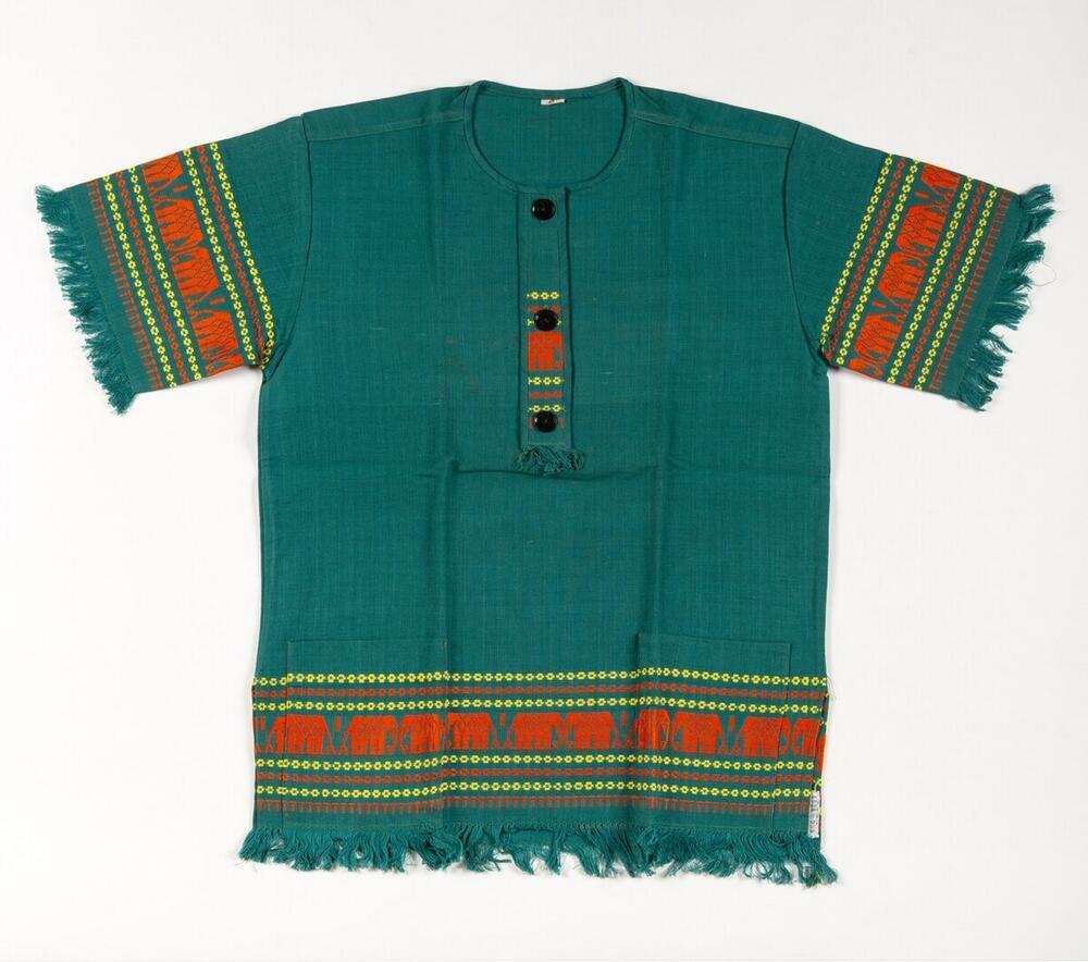 Een katoenen blouse gedragen door vrouwen.