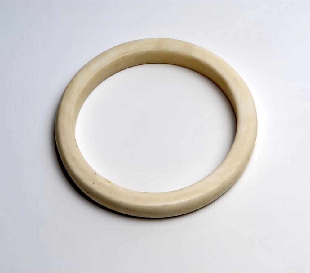 Bovenarmband van schelp