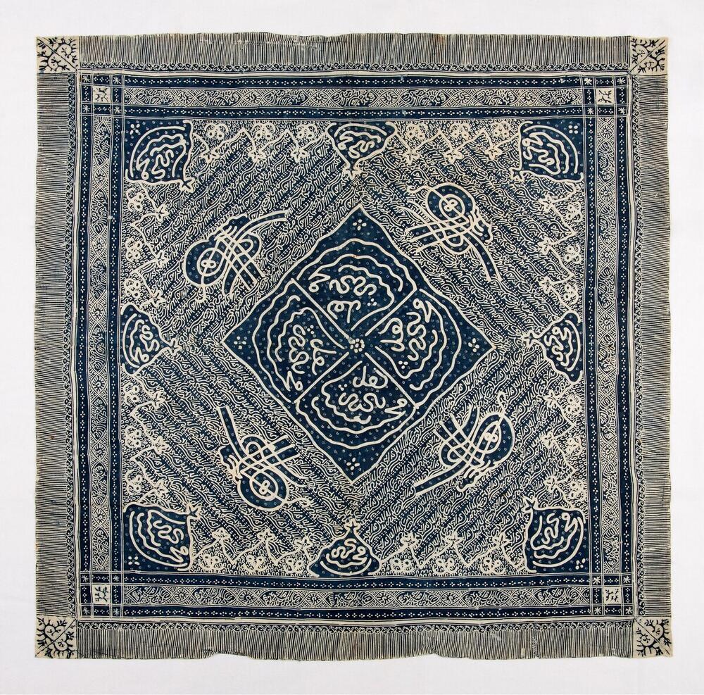 Blauw-witte hoofddoek voor man met  Arabische kalligrafie