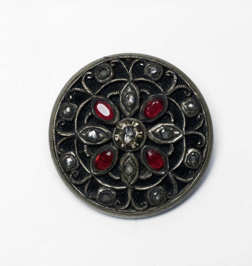 Ronde zilveren broche met robijnen