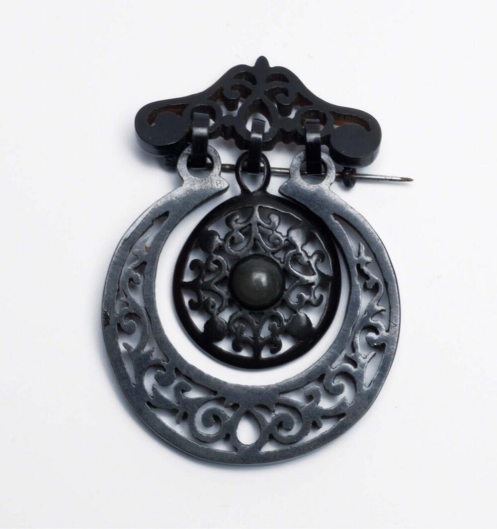 Hoornen broche