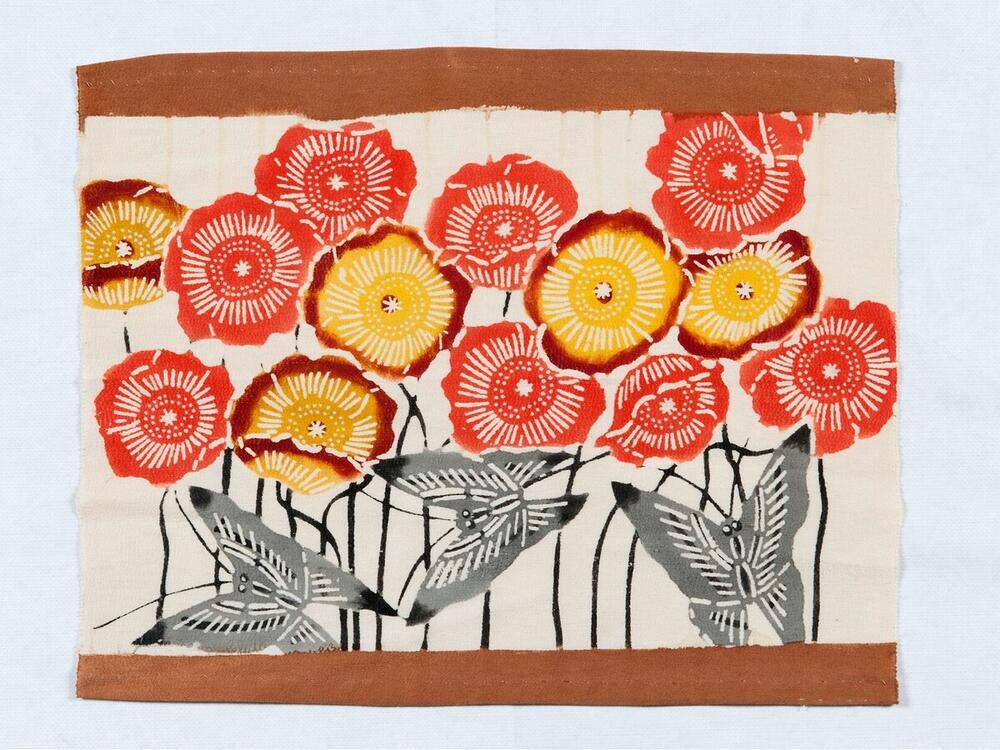 Kledingstof met vlinders en bloemen