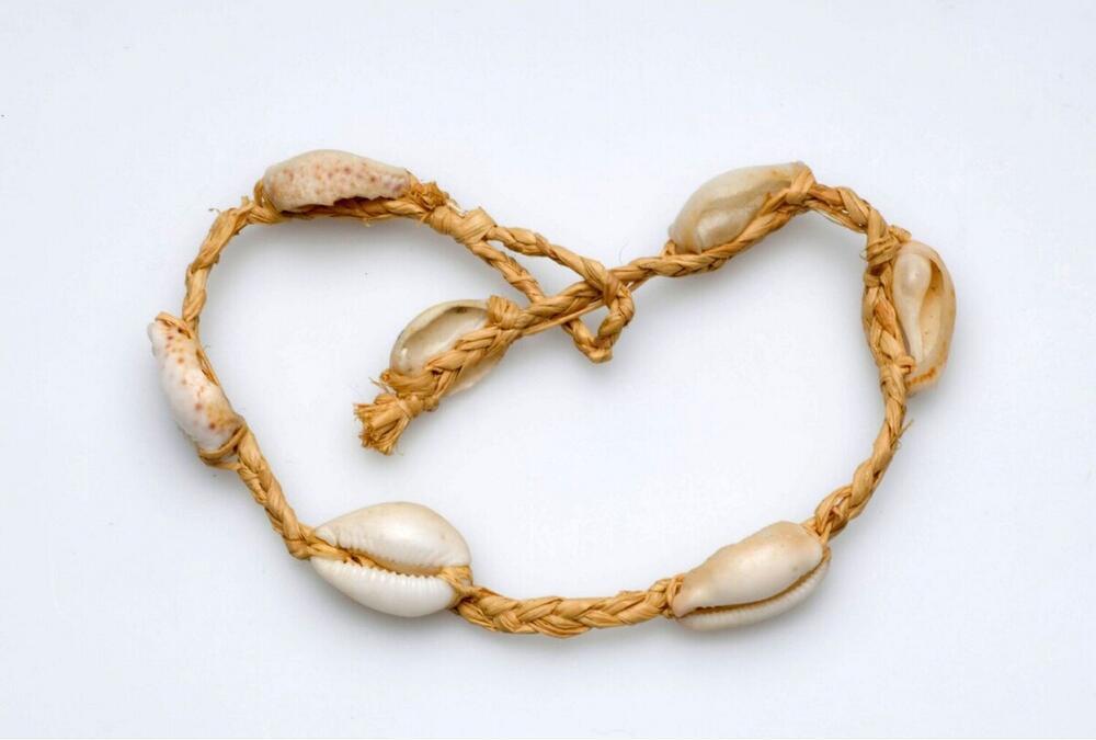 Gevlochten armband met schelpjes als onderdeel van een vrouwenkostuum