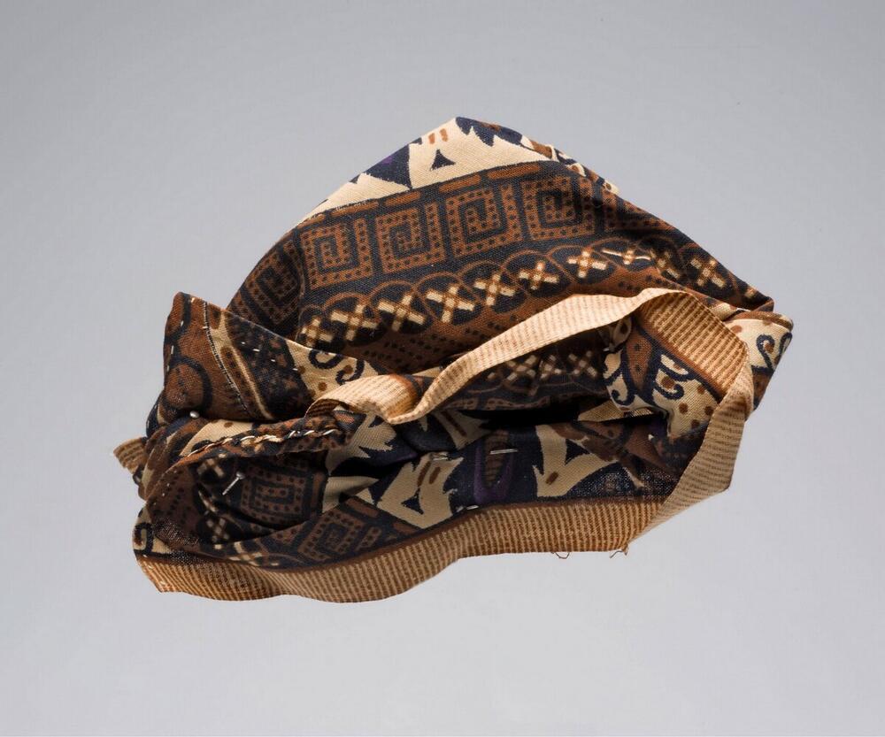 Model van een Surinaams-Creoolse hoofddoek