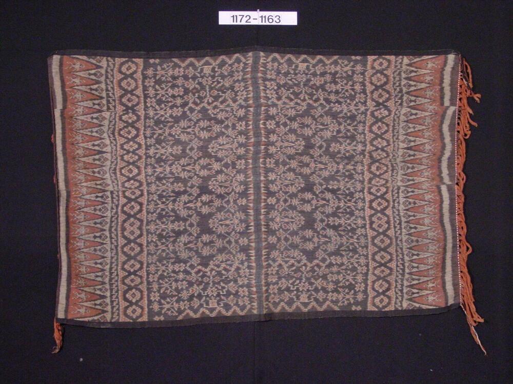 Katoenen schouderdoek met ornament van blad- en zeshoekige figuren in scheringikat