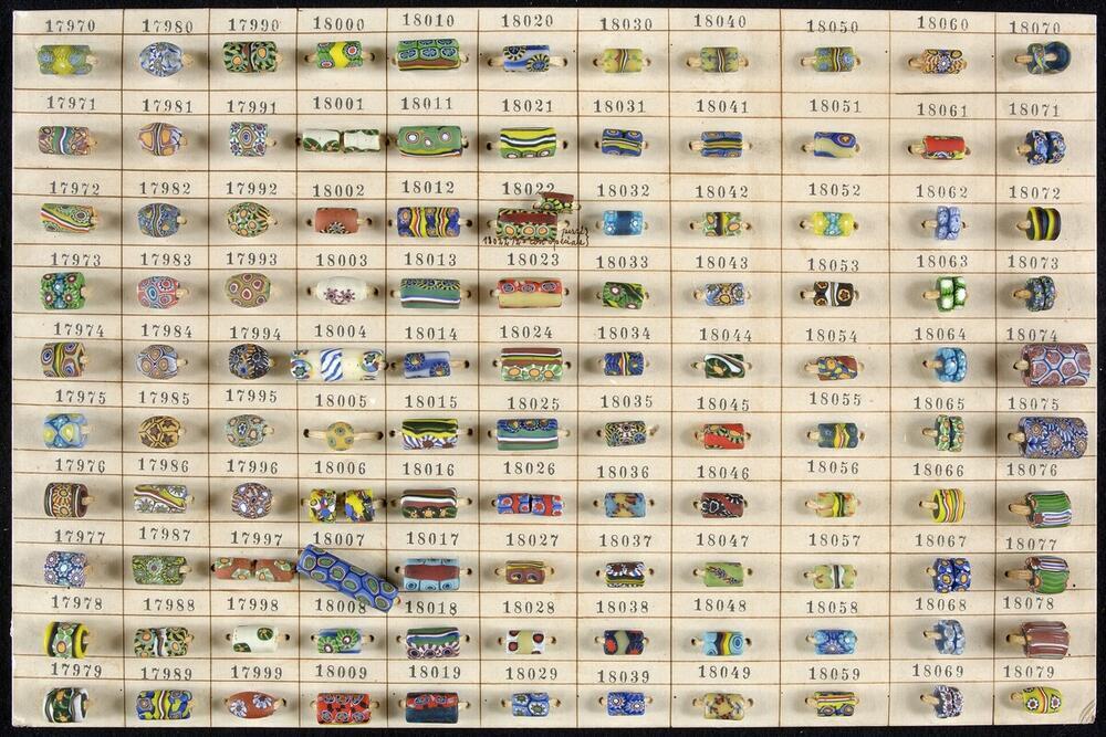 Karton met 110 mozaïekkralen [17970 t/m 18079]