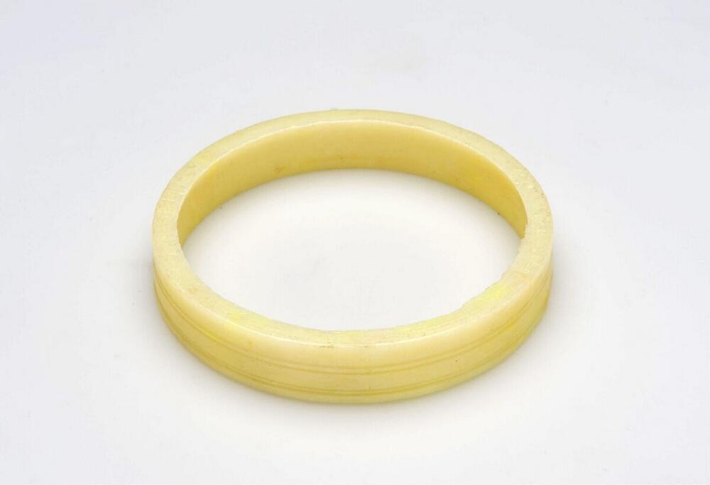Plastic armband gedragen door vrouwen