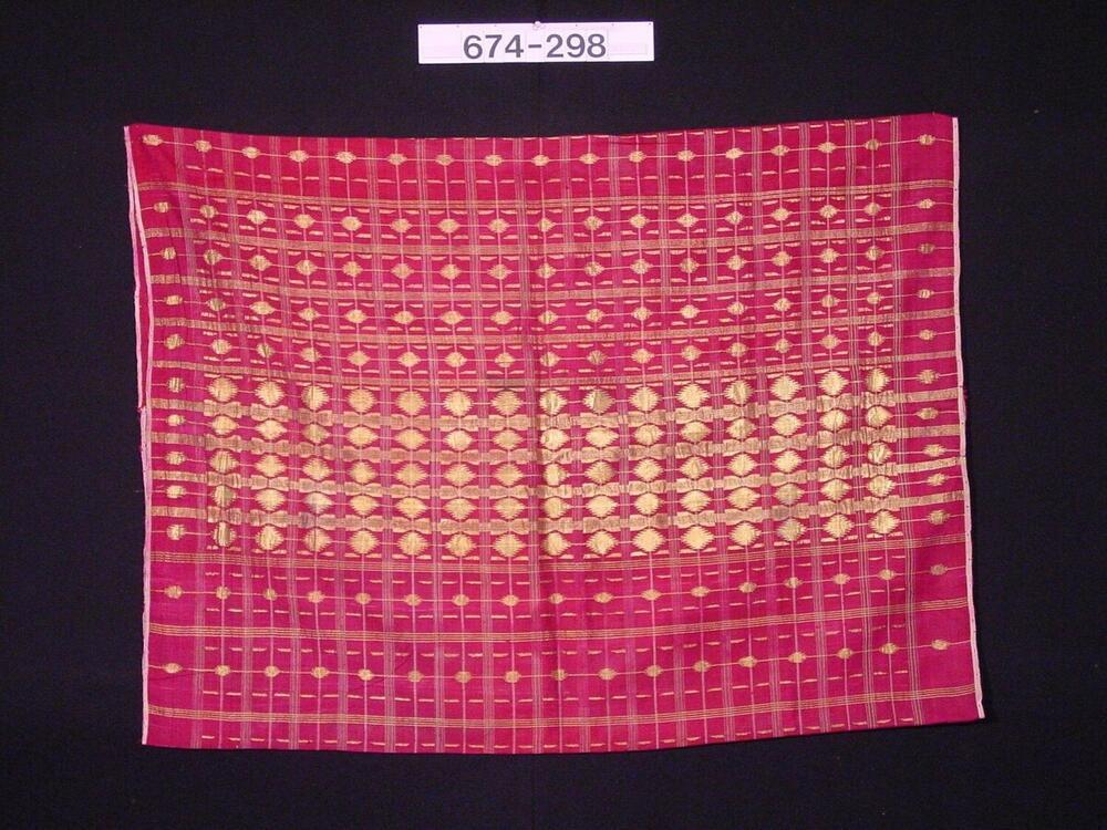 Zijden sarong versierd met ornament van gouddraad