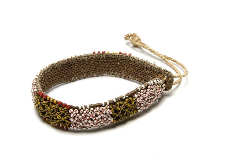 Armband van gevlochten vezel met kralenwerk