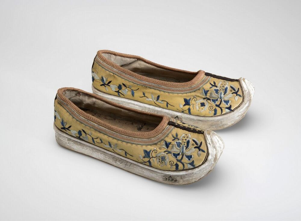 Paar schoenen, bekleed met gele zijde, met opgetikt bloemenpatroon