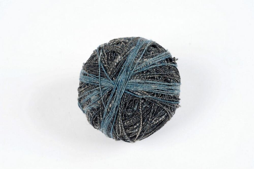 Kluwen blauw, zwart en wit gespikkeld garen