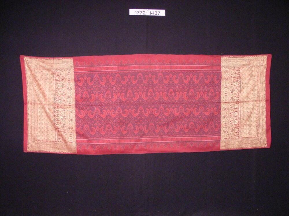 Rood zijden schouderdoek, met ornament in inslagikat en ingeweven gouddraad